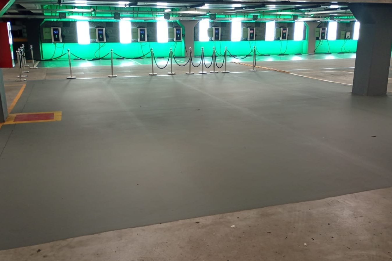 Estacionamento do Shopping Tamboré em Alphaville com piso epóxi e sinalização horizontal